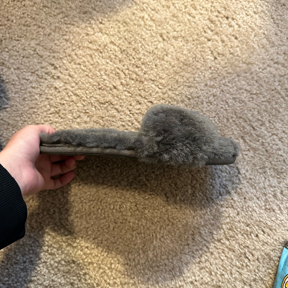 Ugg slippers Size 5 - Picture 3 of 3